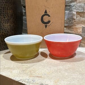 Pair of 2 Vintage PYREX Primary Colors 1.5qt bowls- red and green